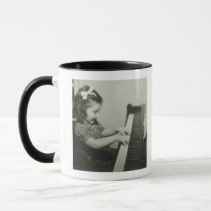 Mädchen spielt Klavier Tasse