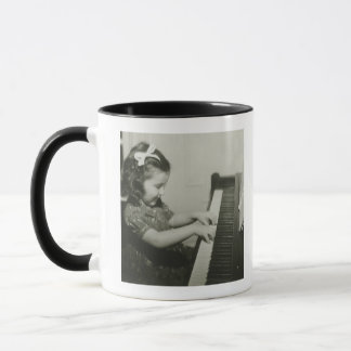 Mädchen spielt Klavier Tasse