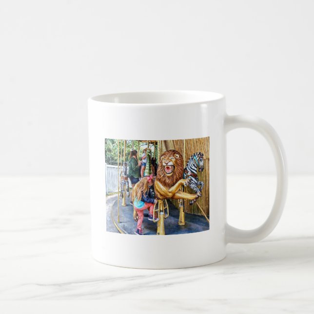 Mädchen steigt auf Karussell Kaffeetasse (Rechts)