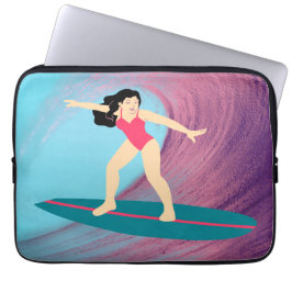 Mädchen surfen bei Sonnenuntergang. Laptopschutzhülle