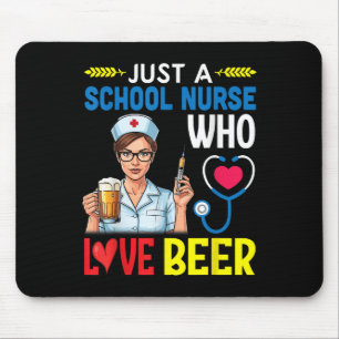 Mädchen trinken nur ein Schulkrankenhaus, das Lieb Mousepad