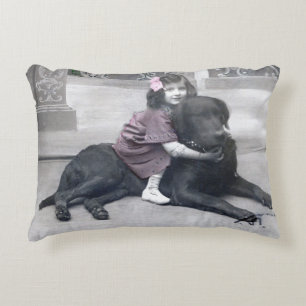 Mädchen und ihr Hund Dekokissen