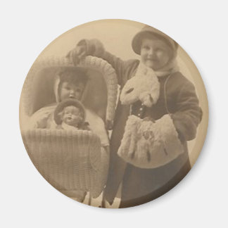 Mädchen und ihr Puppentmagnet Magnet