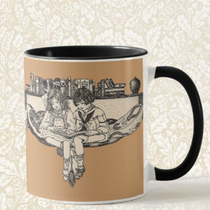 Mädchen und Junge beim Lesen Tasse