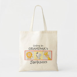 Mädchen und Junge, die zur Großmutter-Tasche mit Tragetasche