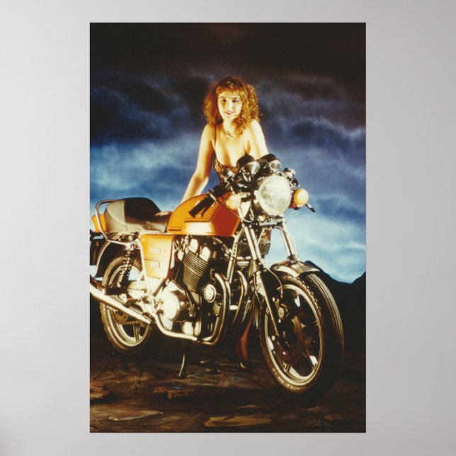 Mädchen und Motorräder Poster (Vorne)
