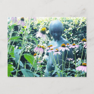 Mädchen unter Blume Postkarte