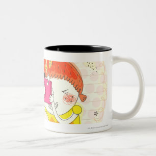 Mädchen, welches die Kamera, klickend hält Zweifarbige Tasse