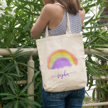Mädchenaquarellenbogen, moderne Namensschrift Tragetasche<br><div class="desc">Trendy Aquarell gefärbte Krawatte Regenbogentote Tasche personalisiert mit Ihrem Signatur-Script-Namen und Text in trendiger Typografie.          Kann ein niedliches Sake-Geschenk für ein Mädchen,  eine Teeny oder eine junge Frau an einem Geburtstag,  einem Sweet 16,  Weihnachten,  Muttertag,  Hochzeit oder Brautparty sein.</div>
