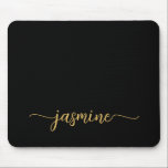 Mädcheneinfacher Personalisierter Monogrammname Mousepad<br><div class="desc">Girly Black und Gold einfache Minimalistische Monogram Name Signature Script Custom Personalisiert Mousepad. Diese Design mit Ihrem Vornamen in einem hübschen handgeschriebenen Stil Swash Schwanz Schriftart Typografie auf Schwarz und Gold. Diese lassen sich einfach anpassen. Grosses, stilvolles Frauengeschenk zum Geburtstag, Brautparty, Muttertag, 16. Geburtstag, und es ist für das Mädchen,...</div>