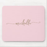 Mädcheneinfacher Rosa-Monogramm-Name Mousepad<br><div class="desc">Girly Blush Pink Einfache Minimalistische Gold Monogram Name Signature Script Custom Personalisiert Mousepad. Diese Design mit Ihrem Vornamen in einem hübschen handgeschriebenen Stil Swash Schwanz Schriftart Typografie-Skript in Goldfarbe auf leichten Baby Pink oder rot Rosa Hintergrund. Diese lassen sich einfach anpassen. Grosses, stilvolles Frauengeschenk zum Geburtstag, Muttertag, Brautparty, 16. Geburtstag...</div>