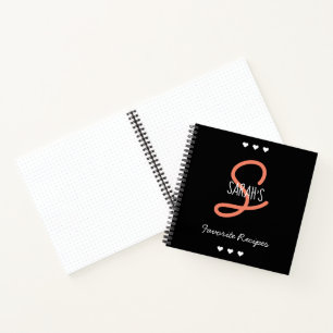 Mädchenhaftes Korallen-Schwarz-Schrift-Monogramm L Notizbuch
