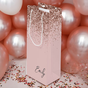 Mädchenhaftes Roségold - Rosa Glitter Monogramm Geschenktüte Für Weinflaschen