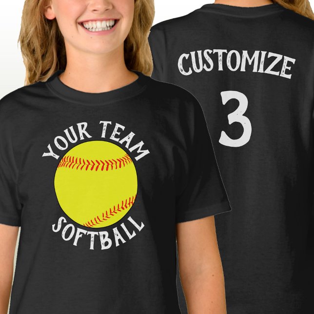 Mädchensoftball Custom Team Player Name und Nummer T-Shirt (Custom softball team shirts with personalized team name, player name and jersey number.)