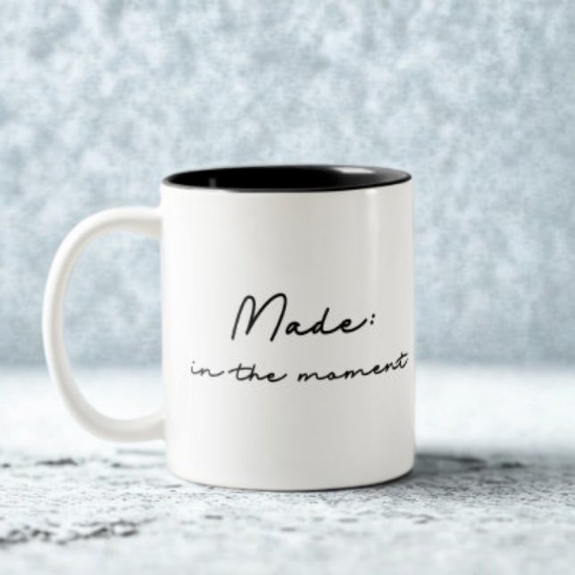 Made: In diesem Moment Kostenvoranschlag Zweifarbige Tasse (Von Creator hochgeladen)