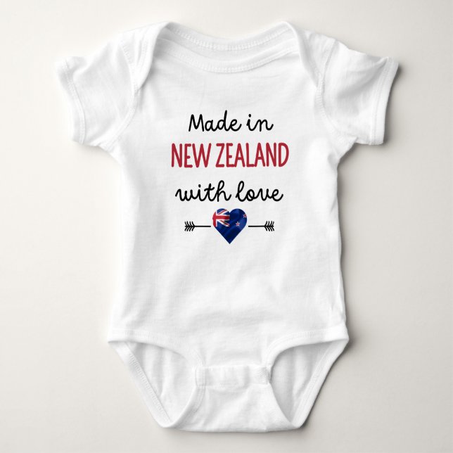 Made in New Zealand with Liebe Baby Strampler (Vorderseite)