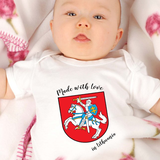 Made with Liebe in Litauen / litauische flagge Baby Strampler (Von Creator hochgeladen)