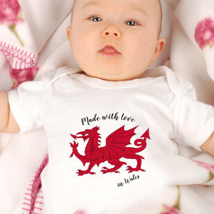 Made with Liebe in Wales / Walisische Flagge Baby Strampler