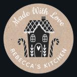 Made with Liebe Kraft Christmas Classic Round Stic Runder Aufkleber<br><div class="desc">Ein personalisierter Aufkleber "made with Liebe" mit einem niedlichen kleinen Lebkuchenhaus mit Herz und Worten,  mit Liebe auf kraftfarbenem Hintergrund. Personalisieren Sie es,  indem Sie Ihren eigenen Namen hinzufügen. Eine hübsche Touch für all Ihre hausgemachten Geschenke. Entworfen für Sie von BlackBerry Boulevard.</div>