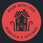 Made with Liebe Red Christmas Runder Aufkleber<br><div class="desc">Ein personalisierter Aufkleber "made with Liebe" mit einem niedlichen kleinen Lebkuchenhaus mit Herz und Liebe auf rotem Hintergrund. Personalisieren Sie es,  indem Sie Ihren eigenen Namen hinzufügen. Eine hübsche Touch für all Ihre hausgemachten Geschenke. Entworfen für Sie von BlackBerry Boulevard.</div>