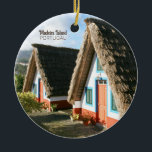 Madeira Island Foto mit typischen Häusern, Portuga Keramik Ornament<br><div class="desc">Dies ist ein Foto von Madeira, Portugal, das die typischen Häuser zeigt. Madeira begeistert mit seiner bezaubernden Schönheit inmitten des Atlantiks. Dieses Paradies besticht durch atemberaubende Landschaften, eine lebendige Flora und eine reiche Kulturgeschichte. Eine der berühmtesten Sehenswürdigkeiten der Insel ist Santana's Typical Houses, eine Sammlung von bezaubernden Wohnungen, die das...</div>