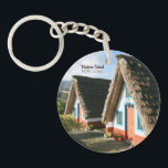 Madeira Island Foto mit typischen Häusern, Portuga Schlüsselanhänger<br><div class="desc">Dies ist ein Foto von Madeira, Portugal, das die typischen Häuser zeigt. Madeira begeistert mit seiner bezaubernden Schönheit inmitten des Atlantiks. Dieses Paradies besticht durch atemberaubende Landschaften, eine lebendige Flora und eine reiche Kulturgeschichte. Eine der berühmtesten Sehenswürdigkeiten der Insel ist Santana's Typical Houses, eine Sammlung von bezaubernden Wohnungen, die das...</div>