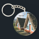 Madeira Island Foto mit typischen Häusern, Portuga Schlüsselanhänger<br><div class="desc">Dies ist ein Foto von Madeira, Portugal, das die typischen Häuser zeigt. Madeira begeistert mit seiner bezaubernden Schönheit inmitten des Atlantiks. Dieses Paradies besticht durch atemberaubende Landschaften, eine lebendige Flora und eine reiche Kulturgeschichte. Eine der berühmtesten Sehenswürdigkeiten der Insel ist Santana's Typical Houses, eine Sammlung von bezaubernden Wohnungen, die das...</div>