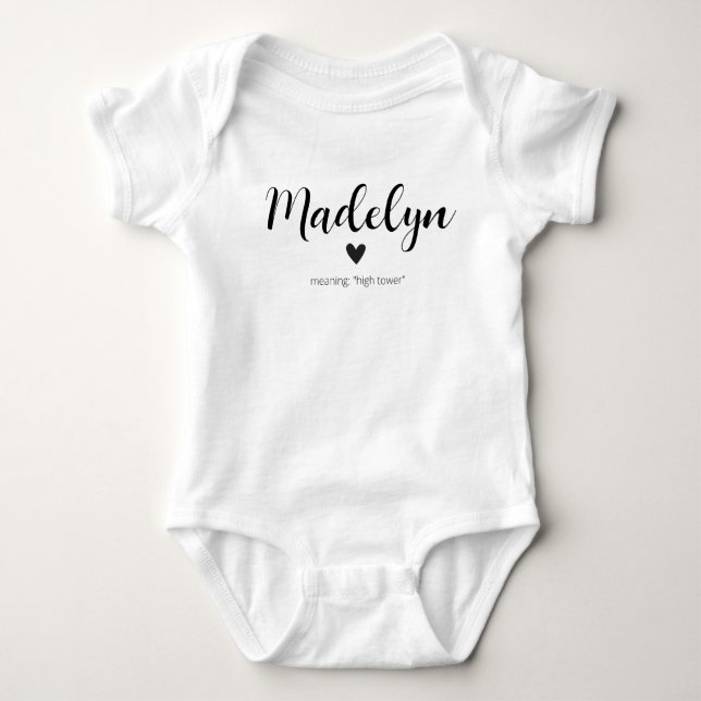 Madelyn Name Reveaning Minimal Modern Text Baby Strampler (Vorderseite)