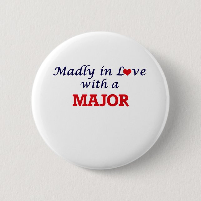 Madi in Liebe mit einem Major Button (Vorderseite)