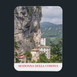 Madonna della Corona Höhenroute im Val Bedretto Kü Magnet<br><div class="desc">Ein wunderschöner Ausblick auf die Wallfahrtskirche Madonna della Corona in Spiazzi am Gardasee in Italien,  gedruckt auf einem Souvenir-Kühlschrankmagnet.</div>