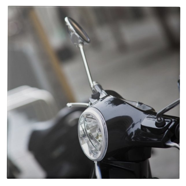 Madrid, schwarzer Vespa-Roller Fliese (Vorderseite)