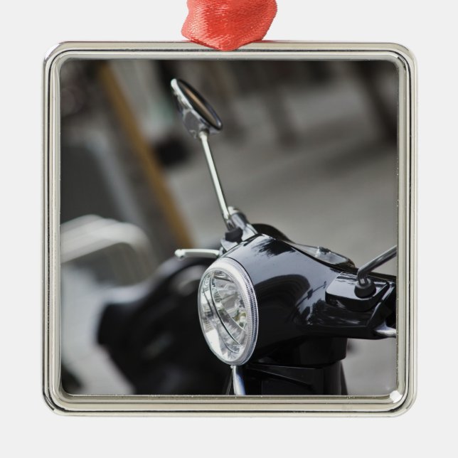 Madrid, schwarzer Vespa-Roller Ornament Aus Metall (Vorne)