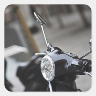 Madrid, schwarzer Vespa-Roller Quadratischer Aufkleber