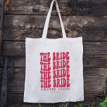 Magenta Boho Trendy Boho Retro Personalisiert Brid Tragetasche<br><div class="desc">Suchen Sie das passende Geschenk für Ihren kommenden Junggeselinnen-Abschied? Schauen Sie sich nur unsere personalisierten Taschen an! Jede Tasche ist aus hochwertigen Materialien gefertigt und zeichnet sich durch ein einzigartiges, trendiges Design aus, das perfekt zu Ihrem Stil passt. Außerdem ist jede Tasche mit Ihrem eigenen, individuellen Text und Namen personalisiert,...</div>