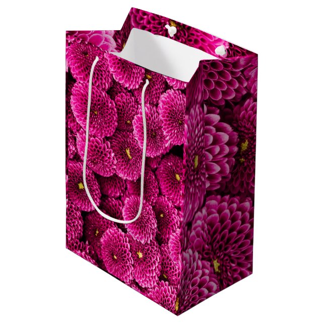 Magenta Chrysanthemum Floral Geschenktasche Mittlere Geschenktüte (Vorderseite Schrägansicht)