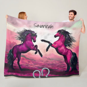 Magenta Fantasy Pferde in Cartoon Punkt Fleecedecke
