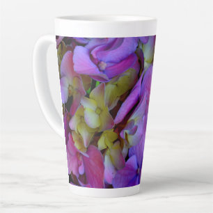 Magenta Lila-blaugelbe Hydrangeas-Blume Milchtasse