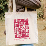 Magenta Pink Retro Boho Personalisiert Bachelorett Tragetasche<br><div class="desc">Diese personalisierte magentafarbene Tasche ist perfekt für die Braut oder irgendeine Brautjungfrau! Es ist eine großartige Art, Ihre Unterstützung zu zeigen und ihnen lassen, dass Sie während ihres besonderen Tages für sie da sind. Die Tasche ist aus robustem Material gefertigt und bietet ein lustiges Retro-Boho-Design. Fügen Sie Ihre eigene persönliche...</div>