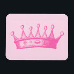 Magenta Princess Crown auf rosa Hintergrund Magnet<br><div class="desc">Ohne Krone ist kein Kleidungsspiel komplett! Helfen Sie Ihrem Kind,  sich zu erinnern,  wie viel von einer Prinzessin sie ist mit diesem magentafarbenen Kronendruck von Vision Studio. Bestelle noch heute!</div>