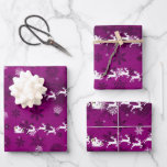 Magenta Santa's Rentier Wrapping Paper Geschenkpapier Set<br><div class="desc">Lassen Sie sich mit dem schlichten und eleganten Magenta Santa's Sleigh and Rentier Wrapping Paper verwöhnen. Das Design des Umschlagpapiers zeigt den Schlitten des Weihnachtsmanns, der mit heiligen Beeren geschmückt und von seinem Rentier vor einem magentaförmigen Hintergrund mit fallenden Schneeflocken gezogen wurde. Mit diesem Design sind auch zusätzliche Geschenk- und...</div>