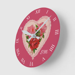 Magenta Vintage-Rosen-Herz-Valentins-Monogramm Runde Wanduhr