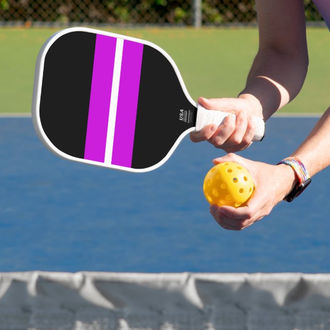 Magenta White Racing Stripes Schwarzer Hintergrund Pickleball Schläger (InSitu)