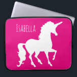 Magentarote heißes Rosaunicorn-Silhouette Laptopschutzhülle<br><div class="desc">Personalisiertes Girly Rosa oder kundenspezifische Farbe, Unicorn-Silhouette scherzt Laptop-Kasten. Personifizieren Sie dieses Spaß- und Unicorngeschenk im weißen Schriftart. Silhouette von Unicorn auf einem hellen Magentahintergrund des heißen Rosas. FERTIGEN Sie zur Änderungshintergrundfarbe besonders an. Spaßgeschenk für Kinder, Tweens und Teens die Liebe Unicorns und magische Geschöpfe. Bunt, modern und stilvoll.</div>