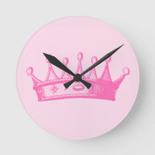 Magentarote Prinzessin Crown auf rosa Hintergrund Runde Wanduhr