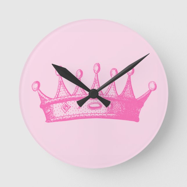 Magentarote Prinzessin Crown auf rosa Hintergrund Runde Wanduhr (Vorderseite)