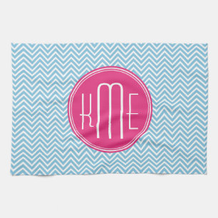 Magentarotes rosa Monogramm mit hellblauem Handtuch