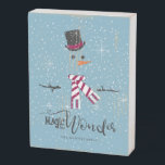 Magic and Wonder Christmas Snowman Blue ID440 Holzkisten Schild<br><div class="desc">Schönes, minimalistisches Weihnachtsschild-Design mit einem stilisierten Schneemann auf einem kadet blauen Hintergrund verstreut mit Schneeflocken und Sternen. Elegante Typografie von 'Magic and Wonder' rundet das Design ab. Fügen Sie Ihren Namen hinzu, um mit der bereitgestellten Vorlage zu personalisieren. Suchen Sie ID440, um weitere koordinierende Produkte und zusätzliche Farboptionen für dieses...</div>