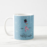 Magic and Wonder Christmas Snowman Blue ID440 Kaffeetasse<br><div class="desc">Wunderschönes Weihnachtskaffeemodell mit einem minimalistisch stilisierten Schneemann auf einem kastanienblauen Hintergrund,  verstreut mit Schneeflocken und Sternen. Trendy Typografie von 'Magic and Wonder' rundet das Design ab. Fügen Sie Ihren Namen zu personalisieren,  wenn gewünscht. Suchen Sie ID440,  um weitere koordinierende Produkte und zusätzliche Farboptionen für dieses Design zu sehen.</div>