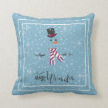 Magic and Wonder Christmas Snowman Blue ID440 Kissen<br><div class="desc">Ein schönes, minimalistisches Kissendesign mit einem in Weiß gerahmten Schneemann auf einem kastanienblauen Hintergrund, verstreut mit Schneeflocken und Sternen. Elegante Typografie von 'Magic and Wonder' rundet das Design ab. Fügen Sie Ihren Namen zu personalisieren, wenn gewünscht. Suchen Sie ID440, um weitere koordinierende Produkte und zusätzliche Farboptionen für dieses Design zu...</div>