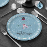 Magic and Wonder Christmas Snowman Blue ID440 Pappteller<br><div class="desc">Schönes, minimalistisches Weihnachtsplattendesign mit einem stilvollen, weiß gerahmten Schneemann auf einem kastanienblauen Hintergrund, verstreut mit Schneeflocken und Sternen. Elegante trendige Typografie von 'Magic and Wonder' rundet das Design ab. Fügen Sie Ihren Namen zu personalisieren, wenn gewünscht. Suchen Sie ID440, um weitere koordinierende Produkte und zusätzliche Farboptionen für dieses Design zu...</div>